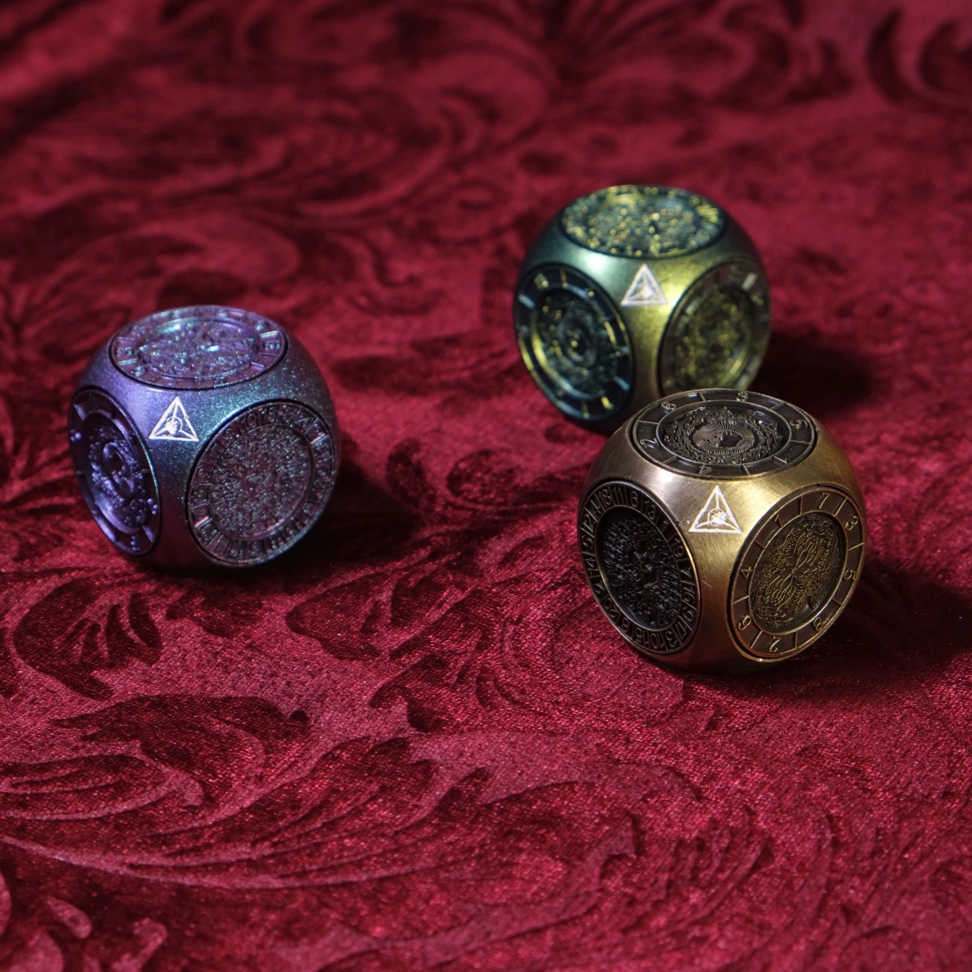 6面体金属製ダイスセット。アンティーク調の彫刻が施された多面 - Vintage Collectible Board Games のレビューと価格