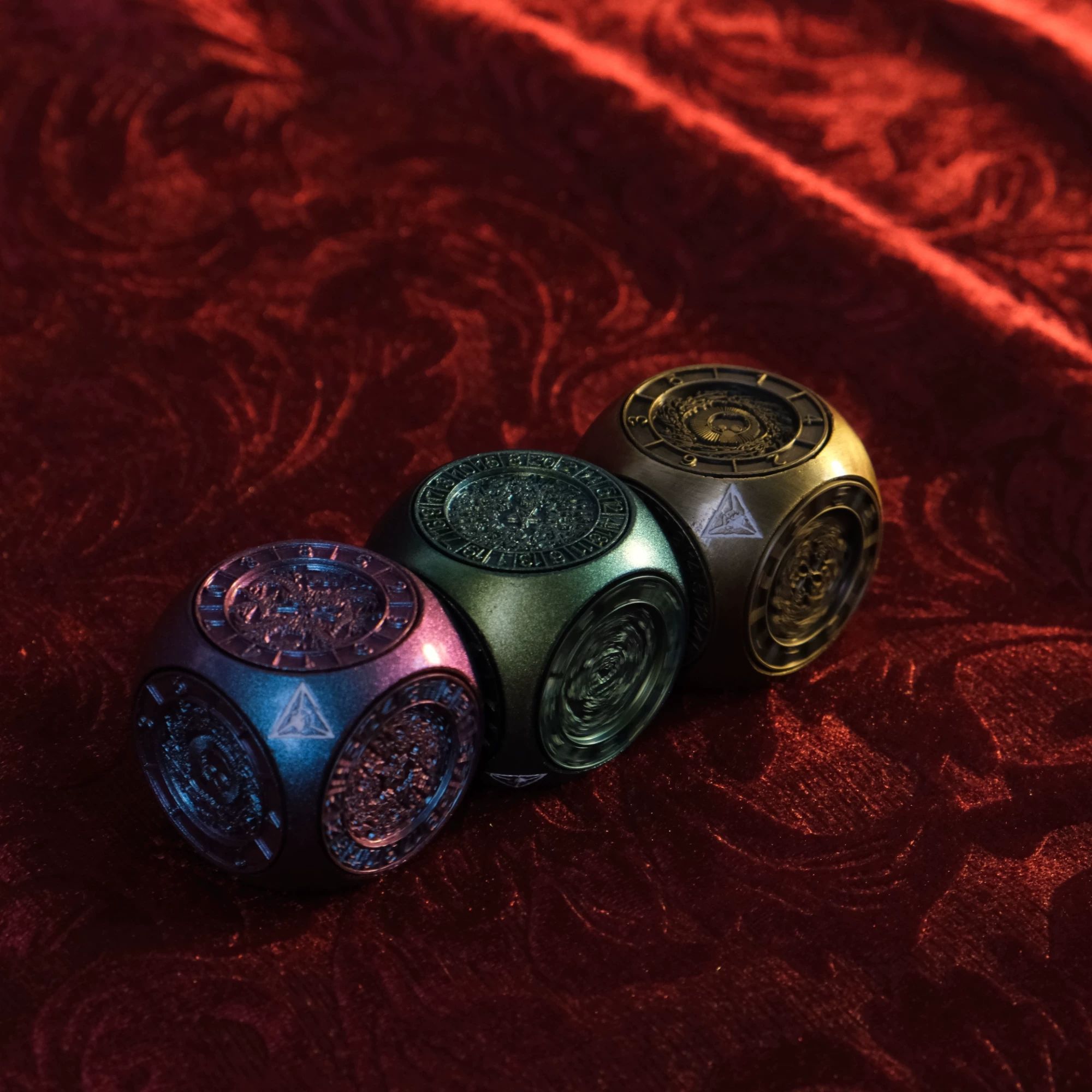 6面体金属製ダイスセット。アンティーク調の彫刻が施された多面 - Vintage Collectible Board Games のレビューと価格